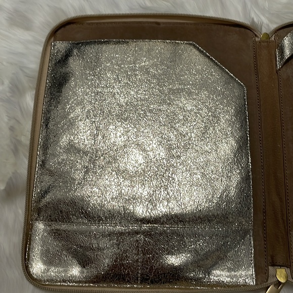 💖 Tory Burch Gold Ipad case - Picture 4 of 6